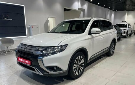 Mitsubishi Outlander III рестайлинг 3, 2018 год, 2 000 000 рублей, 1 фотография