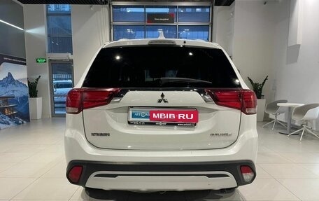 Mitsubishi Outlander III рестайлинг 3, 2018 год, 2 000 000 рублей, 5 фотография