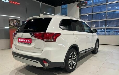 Mitsubishi Outlander III рестайлинг 3, 2018 год, 2 000 000 рублей, 4 фотография