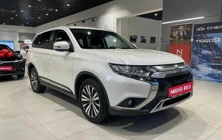 Mitsubishi Outlander III рестайлинг 3, 2018 год, 2 000 000 рублей, 3 фотография