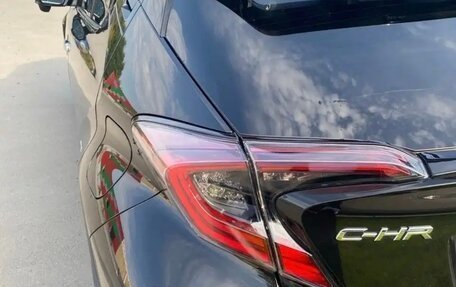 Toyota C-HR I рестайлинг, 2017 год, 8 фотография