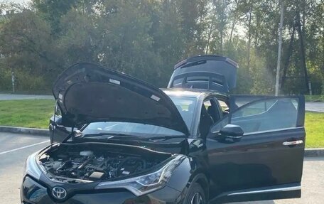 Toyota C-HR I рестайлинг, 2017 год, 2 фотография