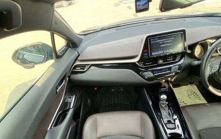 Toyota C-HR I рестайлинг, 2017 год, 14 фотография