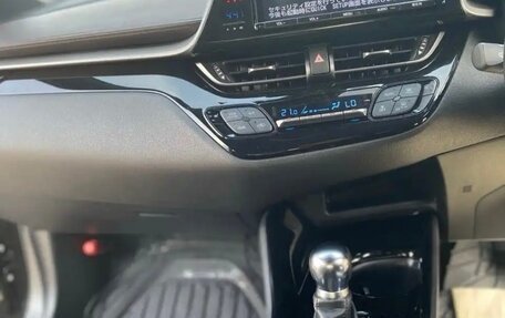 Toyota C-HR I рестайлинг, 2017 год, 17 фотография