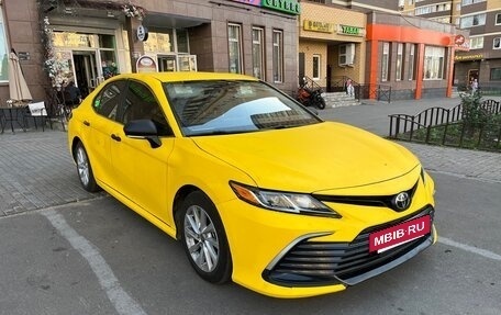 Toyota Camry, 2021 год, 3 000 000 рублей, 2 фотография