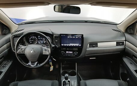 Mitsubishi Outlander III рестайлинг 3, 2016 год, 1 550 000 рублей, 9 фотография