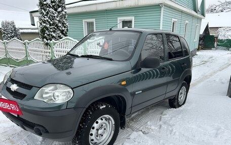 Chevrolet Niva I рестайлинг, 2010 год, 585 000 рублей, 3 фотография