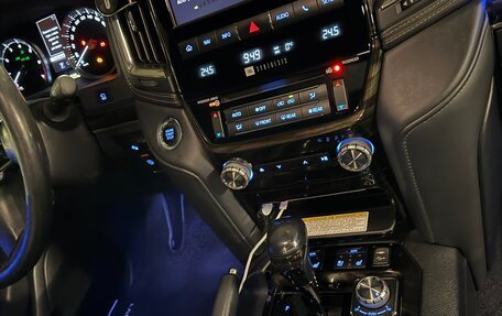 Toyota Land Cruiser 200, 2017 год, 7 500 000 рублей, 2 фотография