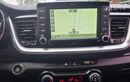 KIA Stonic, 2020 год, 1 500 000 рублей, 13 фотография