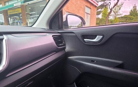 KIA Stonic, 2020 год, 1 500 000 рублей, 17 фотография