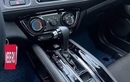 Honda Vezel, 2021 год, 1 800 000 рублей, 10 фотография