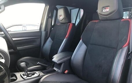 Toyota Hilux VIII, 2022 год, 4 300 000 рублей, 11 фотография