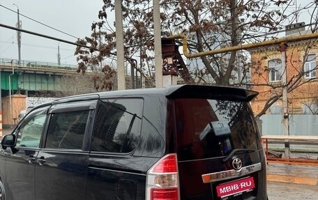 Toyota Noah III, 2008 год, 1 550 000 рублей, 1 фотография