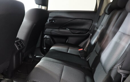 Mitsubishi Outlander III рестайлинг 3, 2018 год, 1 969 000 рублей, 13 фотография