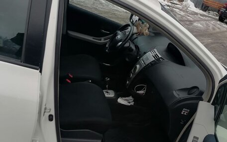 Toyota Yaris III рестайлинг, 2008 год, 700 000 рублей, 9 фотография