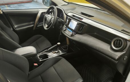 Toyota RAV4, 2016 год, 2 199 000 рублей, 13 фотография