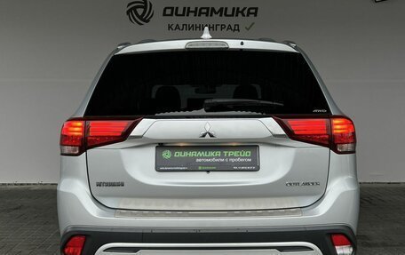 Mitsubishi Outlander III рестайлинг 3, 2018 год, 2 190 000 рублей, 4 фотография