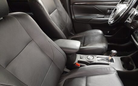 Mitsubishi Outlander III рестайлинг 3, 2015 год, 1 749 000 рублей, 10 фотография