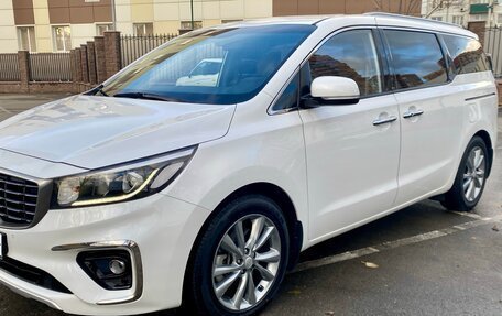 KIA Carnival III, 2018 год, 2 785 000 рублей, 1 фотография