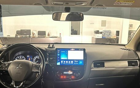 Mitsubishi Outlander III рестайлинг 3, 2015 год, 1 599 000 рублей, 9 фотография