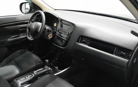 Mitsubishi Outlander III рестайлинг 3, 2018 год, 1 300 000 рублей, 12 фотография