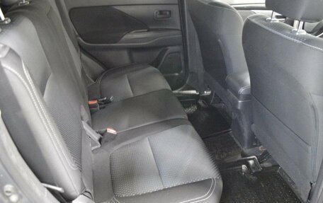 Mitsubishi Outlander III рестайлинг 3, 2018 год, 1 300 000 рублей, 13 фотография