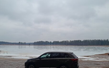 Mitsubishi Outlander III рестайлинг 3, 2015 год, 2 000 000 рублей, 2 фотография