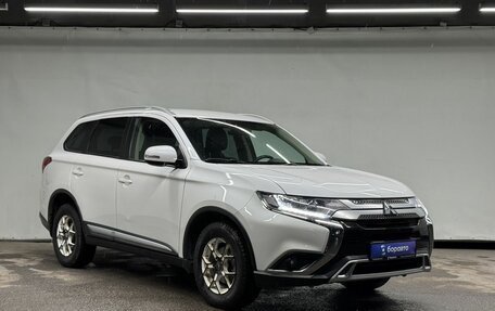 Mitsubishi Outlander III рестайлинг 3, 2019 год, 2 400 000 рублей, 2 фотография