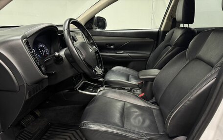 Mitsubishi Outlander III рестайлинг 3, 2019 год, 2 400 000 рублей, 10 фотография