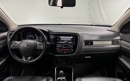 Mitsubishi Outlander III рестайлинг 3, 2019 год, 2 400 000 рублей, 14 фотография