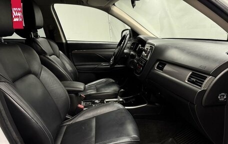 Mitsubishi Outlander III рестайлинг 3, 2019 год, 2 400 000 рублей, 11 фотография