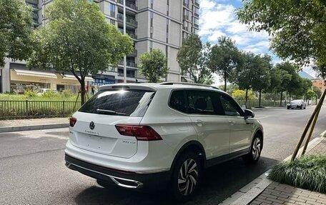 Volkswagen Tiguan II, 2022 год, 2 300 334 рублей, 2 фотография