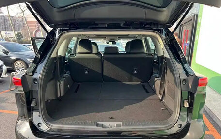 Toyota Highlander, 2024 год, 4 фотография