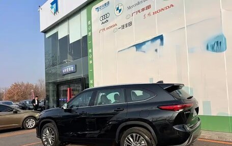 Toyota Highlander, 2024 год, 21 фотография