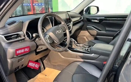 Toyota Highlander, 2024 год, 18 фотография