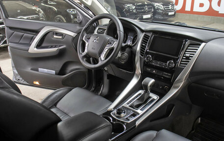 Mitsubishi Pajero Sport III рестайлинг, 2017 год, 3 249 000 рублей, 11 фотография