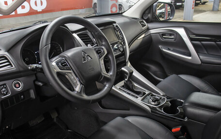 Mitsubishi Pajero Sport III рестайлинг, 2017 год, 3 249 000 рублей, 16 фотография