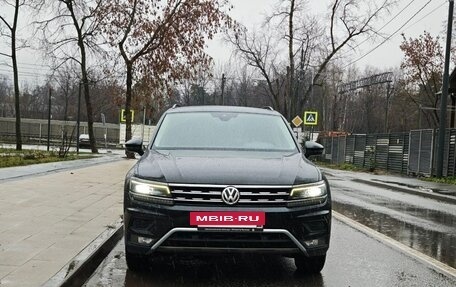 Volkswagen Tiguan II, 2019 год, 2 350 000 рублей, 2 фотография