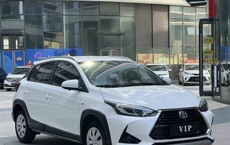 Toyota Yaris, 2022 год, 1 595 000 рублей, 3 фотография