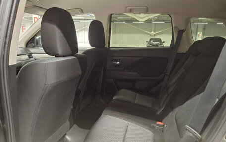 Mitsubishi Outlander III рестайлинг 3, 2015 год, 1 895 000 рублей, 15 фотография