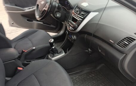 Hyundai Solaris II рестайлинг, 2015 год, 950 000 рублей, 17 фотография