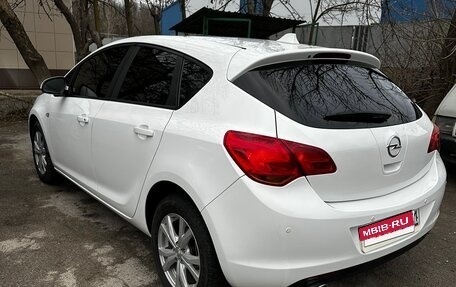 Opel Astra J, 2011 год, 660 000 рублей, 2 фотография