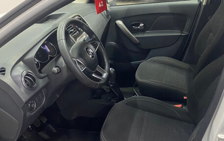 Renault Logan II, 2019 год, 880 000 рублей, 7 фотография