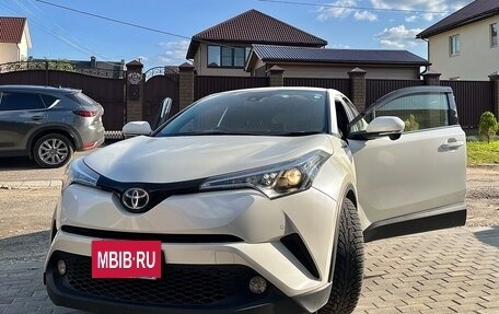 Toyota C-HR I рестайлинг, 2017 год, 2 150 000 рублей, 2 фотография