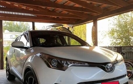 Toyota C-HR I рестайлинг, 2017 год, 2 150 000 рублей, 21 фотография