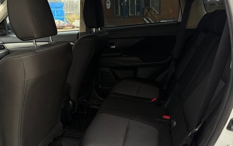 Mitsubishi Outlander III рестайлинг 3, 2018 год, 1 590 000 рублей, 9 фотография