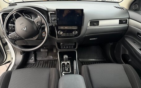 Mitsubishi Outlander III рестайлинг 3, 2018 год, 1 590 000 рублей, 8 фотография