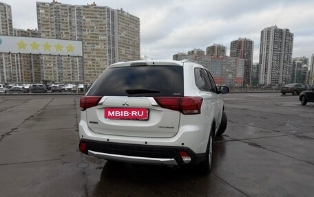 Mitsubishi Outlander III рестайлинг 3, 2018 год, 1 590 000 рублей, 3 фотография