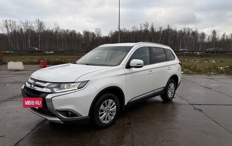 Mitsubishi Outlander III рестайлинг 3, 2018 год, 1 590 000 рублей, 2 фотография