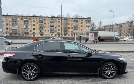 Toyota Camry, 2021 год, 3 250 000 рублей, 2 фотография